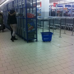 Lidl - De Lidl op het Bijlmerplein lijkt op de Bijlmerbajes. Bewaking en verplicht alle tassen achter slot en grendel in rare kluisjes.