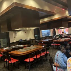 Benihana - No cooks, empty tables, and almost an hour wait!