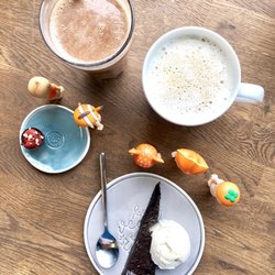 Green Praline - Vegan-fika - varm choklad och jordgubbspralin, havrelatte och kladdkaka med glass, augusti 2019