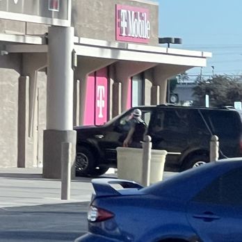 Appliance Liquidation - Employee not wanting to open the door but waited till I left before coming out. - Appliances Near Me - Phoenix, Arizona