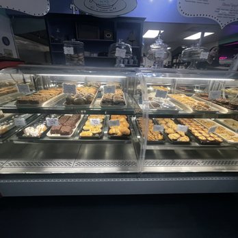 Twisted Sisters Bake Shop - Yummy choices today - Cupcakes Near Me - Fredericksburg, Texas