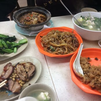 富記粥品 - BBQ pork with roasted goose, beef chow fun, glutinous rice, eggplant in spicy garlic sauce, veggies and special soup of the day. - Cantonese Near Me - Hong Kong, HK