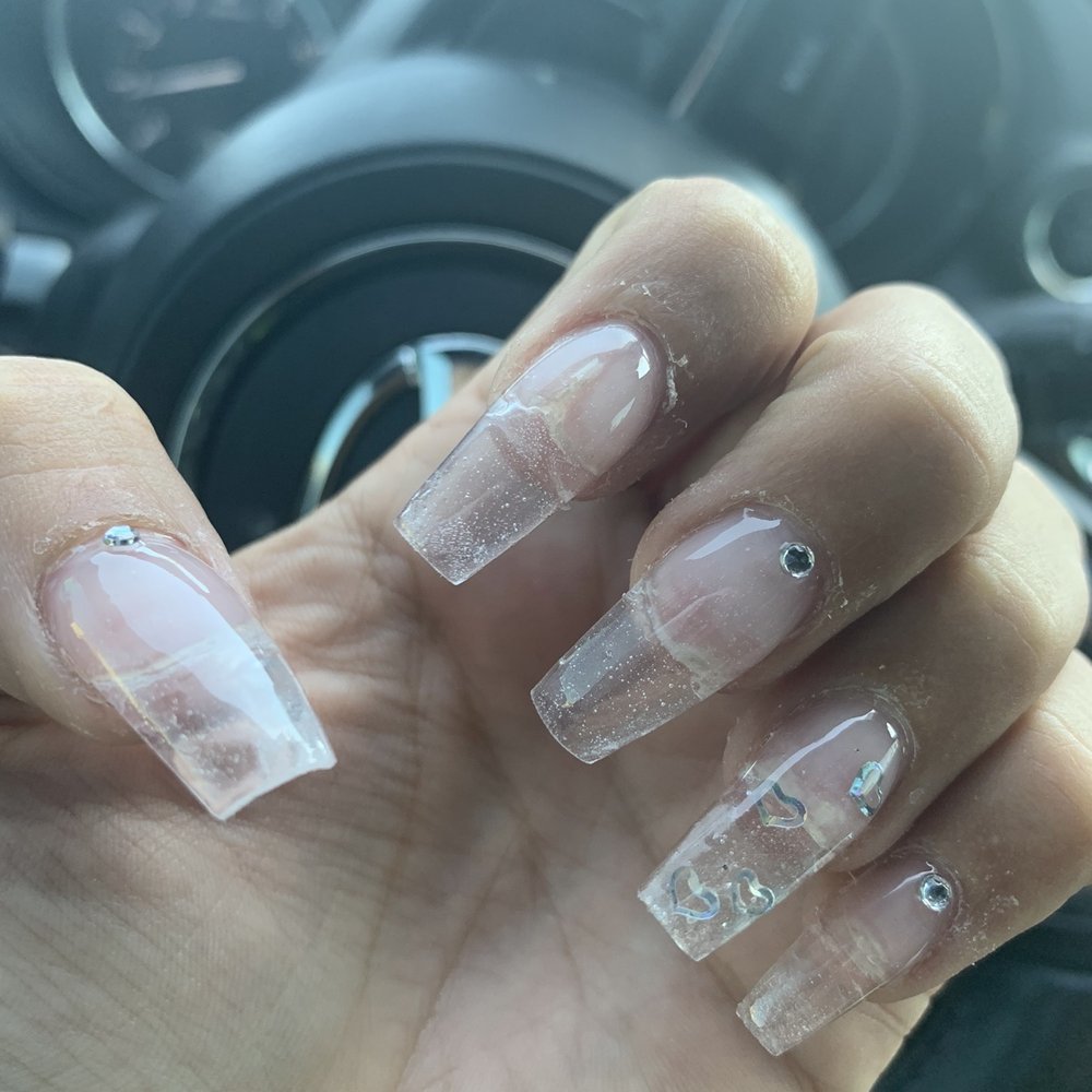 DONT GET ACRYLICS HERE!!