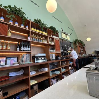 Le Hut Dinette - Vibes - Wine Bars Near Me - Santa Ana, California