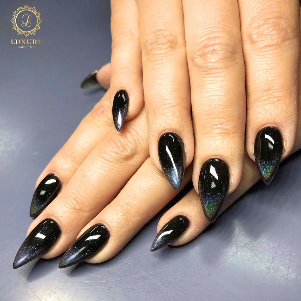 Luxury Nails and Spa Logo