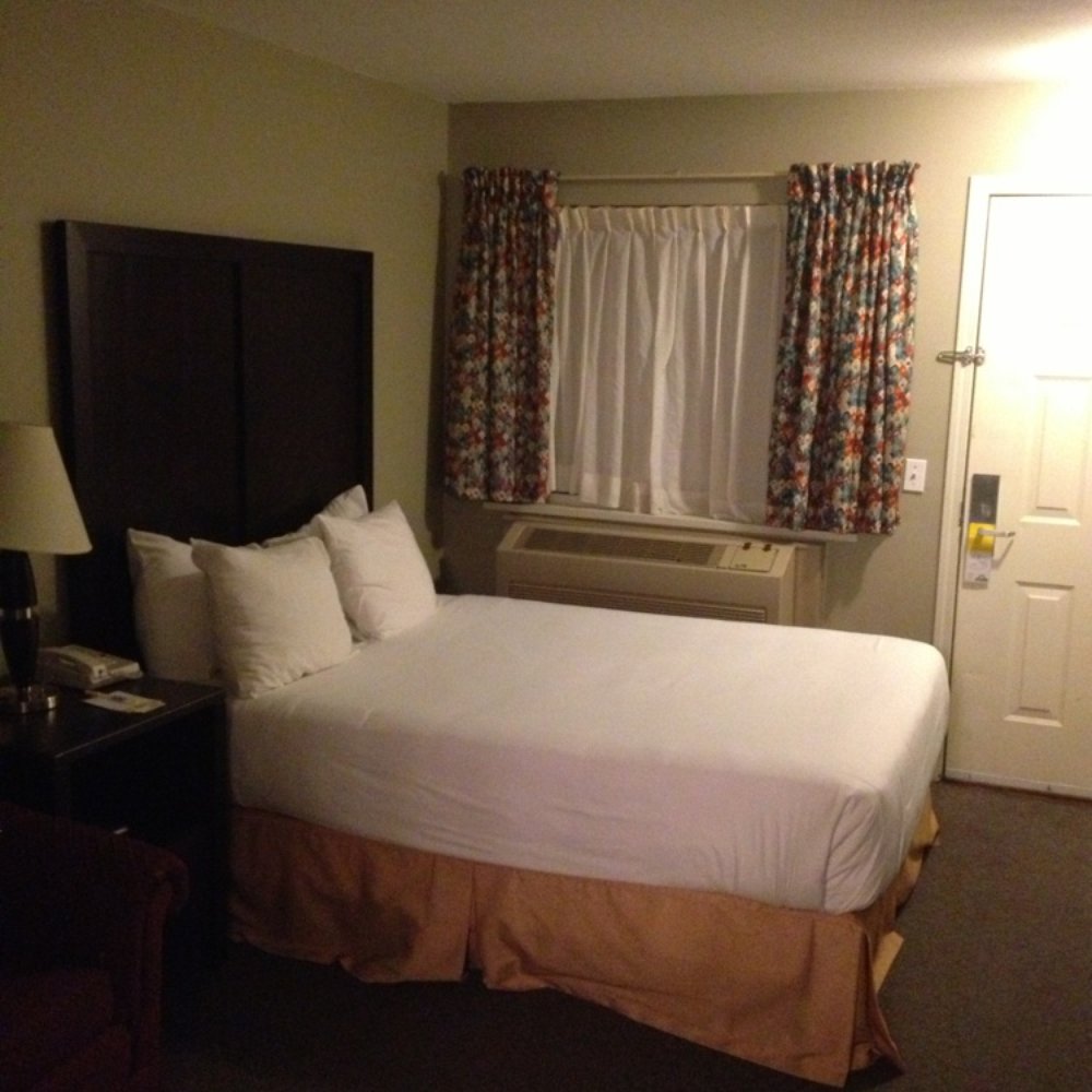 Days Inn by Wyndham - Room 111 - Hotels Near Me - Kelowna, British Columbia