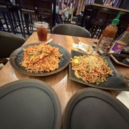 Vegetable Pad Thai, Thai riced rice (contains chicken)