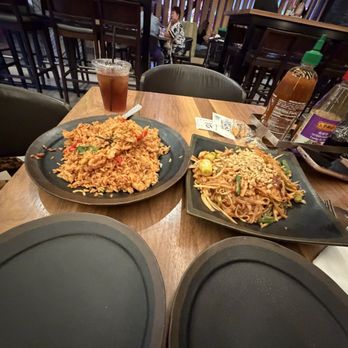 Ginger Noodle Bar - Vegetable Pad Thai, Thai riced rice (contains chicken) - Asian Fusion Near Me - Alpine, California