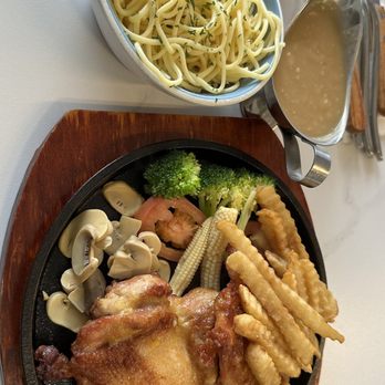 Garden Cafe - Sizzling plate garlic sauce chicken with spaghetti - Hong Kong Style Cafe Near Me - Castro Valley, California