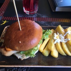 Peter Pane - Chickenburger with fries, yummy