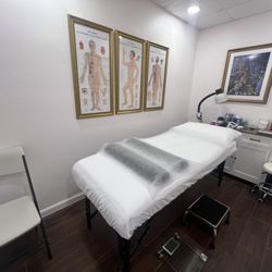 Insight Acupuncture & Wellness Clinic - Insight Acupuncture & Wellness Clinic treatment room 1, picture taken from the doorway.
