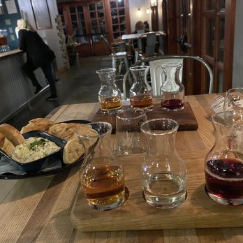 Ashton Creek Vineyard - 8 oz tasting - Wine Tasting Room Near Me - Chester, Virginia