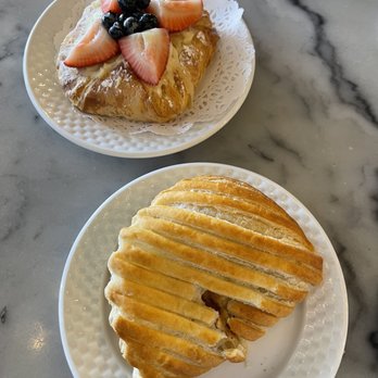 Le Cafe Du Val - Fruit Tart and Apple Turnover - Cafes Near Me - Henderson, Nevada