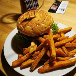 Rosie's Brauhaus - Giant Cheese Burger mit Süßkartoffeln.