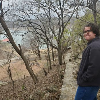 Living Waters On Lake Travis - Walkway towards lake - Vacation Rentals Near Me - Spicewood, Texas