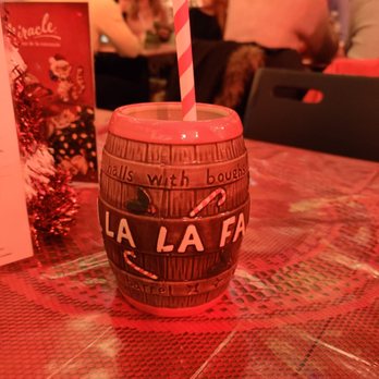 Miracle sur de la Commune - Baril chantant de Noël - Cocktail Bars Near Me - Montreal, Quebec Miracle sur de la Commune - Baril chantant de Noël - Cocktail Bars Near Me - Montreal, Quebec