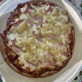 The Mitten Brewing - GF Crust Pizza with Ham and Pineapple - Brewpubs Near Me - Saugatuck, Michigan
