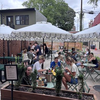 Mott's Market - Back patio dining - Grocery Near Me - Washington, DC, District of Columbia