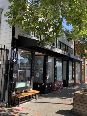 James & the Giant Cupcake by null