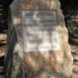 O' Castro - A los 136 hombres asesinados en este lugar por el franquismo entre 1936 y 1942 por defender la libertad.  El pueblo no olvida.