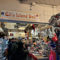 Eli's Island Deli - Eli's Deli being busy