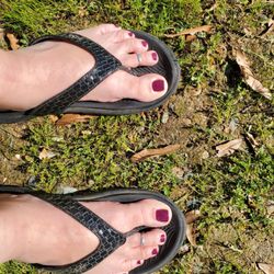 Nail Studio Plus - Basic pedicure with purple polish