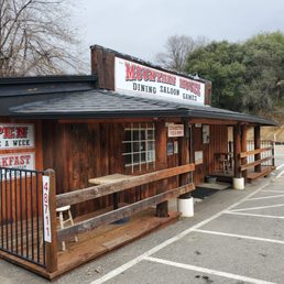 the outside of the restaurant