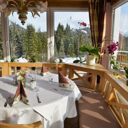 Alpengasthof Hörnlepass - Tisch mit Ausblick im Restaurant