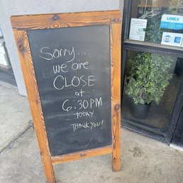 Came at 6.08PM today, normally they close at 8pm but saw this sign. They even closed before the advertised signed. ‍