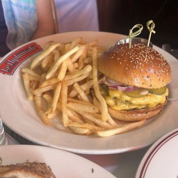Le Diplomate - Burger Amrican - Brasseries Near Me - Washington, DC, District of Columbia