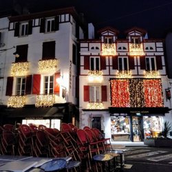 Maison Adam - Brightly lit at night