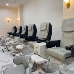 The West Wind Nail Care - Best massage chairs!