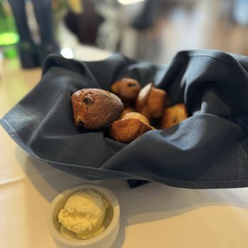 High Cotton - Complimentary Muffins - Cocktail Bars Near Me - Charleston, South Carolina High Cotton - Complimentary Muffins - Cocktail Bars Near Me - Charleston, South Carolina