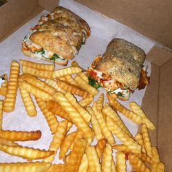 Sliced - Chicken pesto sandwich