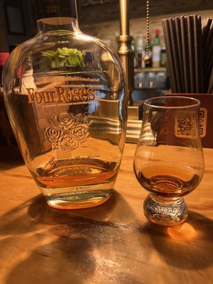Paddock & Whisky by null