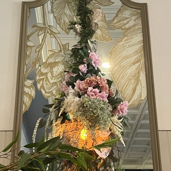 Queenstown Village - Beautiful florals throughout, perfect place for party, shower, etc - Burgers Near Me - La Jolla, California