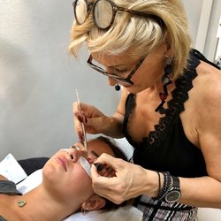 Cils Lab - Isabelle en plein travail