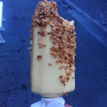 Xeo Cafe & Stickhouse - Golostick alla vaniglia ricoperto di cioccolato bianco e scaglie di mandorla. - Ice Cream & Frozen Yogurt Near Me - Naples, NA