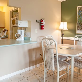 High Point Resort - Queen Suite dining area - Hotels Near Me - Quathiaski Cove, British Columbia