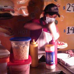 Santa Fe Hamburguesas - Bengy en plena acción, preparando nuestra deliciosa cena.