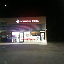 the outside of a restaurant at night