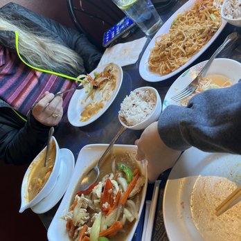 Phonthip Style Thai Restaurant - Pad Thai, Panang Curry and Thai Basil - Thai Near Me - Spokane, Washington