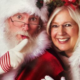 A very happy Claus couple, the HohoHoglunds, love a perfect early Monday dinner! santaexperiencechicago.com A very happy Claus couple, the HohoHoglunds, love a perfect early Monday dinner! santaexperiencechicago.com