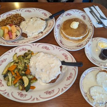 Henri's - Country Fried Steak breakfast and dinner. - Diners Near Me - Canoga Park, California Henri's - Country Fried Steak breakfast and dinner. - Diners Near Me - Canoga Park, California