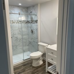 Tile shower with niche and accent strip Tile shower with niche and accent strip