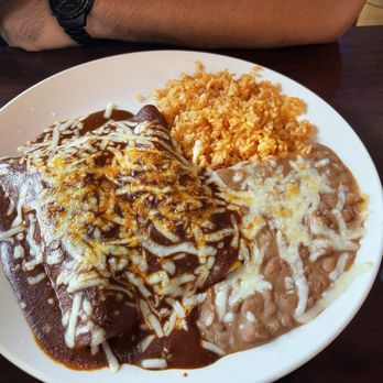 El Rio Bravo Restaurant - Enchiladas de Pollo En Mole Poblano - New Mexican Cuisine Near Me - Culver City, California El Rio Bravo Restaurant - Enchiladas de Pollo En Mole Poblano - New Mexican Cuisine Near Me - Culver City, California