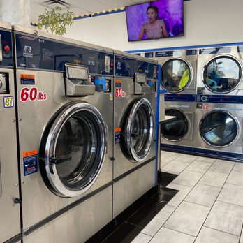 Express Coin Laundry - The laundry mat is super clean there are tons of washers and dryers also they have vending machines for snacks and stuff for laundry. - Laundromat Near Me - Whittier, California
