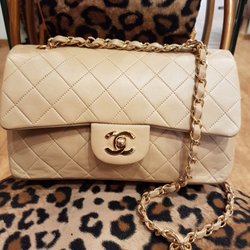 Déclic Dépôt - Le Classique de CHANEL en veau beige et chaîne plaqué or