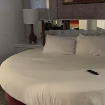 Cove Haven Resort - What may be a heart or circular shaped bed - Resorts Near Me - Lakeville, Pennsylvania Cove Haven Resort - What may be a heart or circular shaped bed - Resorts Near Me - Lakeville, Pennsylvania