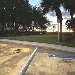 Laura Ward Washington Ave Beach Portal - Parking area.